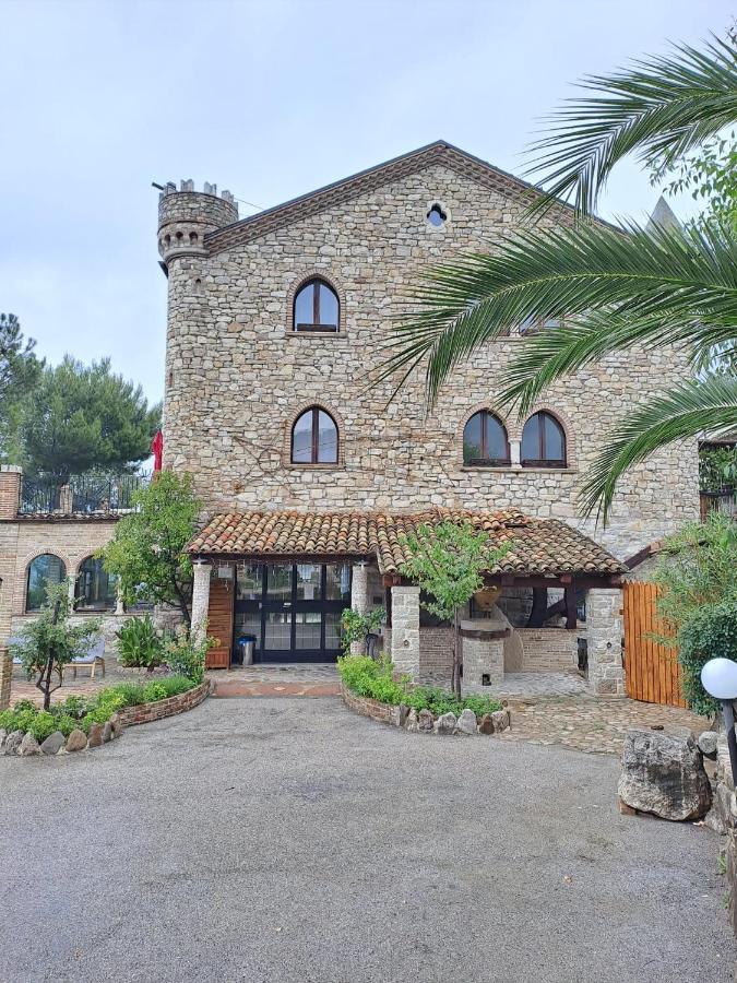 Hotel Lo Smeraldo Roccavivara ภายนอก รูปภาพ